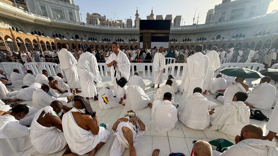 Para peziarah Muslim beristirahat di dekat Ka'bah di Masjidil Haram, menjelang ibadah haji tahunan, di Mekah, Arab Saudi, 18 Mei 2026.