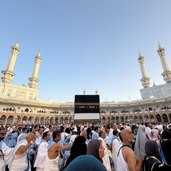 Para peziarah Muslim mengelilingi Ka'bah dan berdoa di Masjidil Haram, menjelang ibadah haji tahunan, di Mekah, Arab Saudi, 19 Mei 2026. (REUTERS/Ibraheem Abu Mustafa)