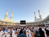 Para peziarah Muslim mengelilingi Ka'bah dan berdoa di Masjidil Haram, menjelang ibadah haji tahunan, di Mekah, Arab Saudi, 19 Mei 2026. (REUTERS/Ibraheem Abu Mustafa)