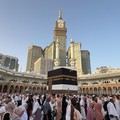 Para peziarah Muslim mengelilingi Ka'bah dan berdoa di Masjidil Haram, menjelang ibadah haji tahunan, di Mekah, Arab Saudi, 19 Mei 2026. (REUTERS/Ibraheem Abu Mustafa)