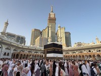 Para peziarah Muslim mengelilingi Ka'bah dan berdoa di Masjidil Haram, menjelang ibadah haji tahunan, di Mekah, Arab Saudi, 19 Mei 2026. (REUTERS/Ibraheem Abu Mustafa)