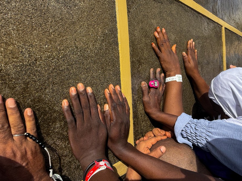 Para peziarah Muslim mengelilingi Ka'bah dan berdoa di Masjidil Haram, menjelang ibadah haji tahunan, di Mekah, Arab Saudi, 19 Mei 2026. (REUTERS/Ibraheem Abu Mustafa)