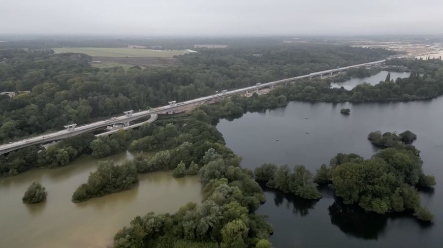 Pemerintah Inggris mengungkapkan biaya pembangunan jalur kereta api cepat HS2 berpotensi membengkak hingga 103 miliar poundsterling atau sekitar 138 miliar dolar AS.