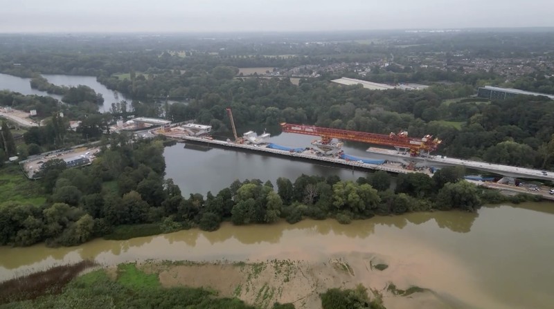 Konstruksi terus berlanjut pada bagian terowongan di sepanjang jalur kereta api HS2 di Wendover, Inggris, 10 Mei 2026. (REUTERS/Suzanne Plunkett)