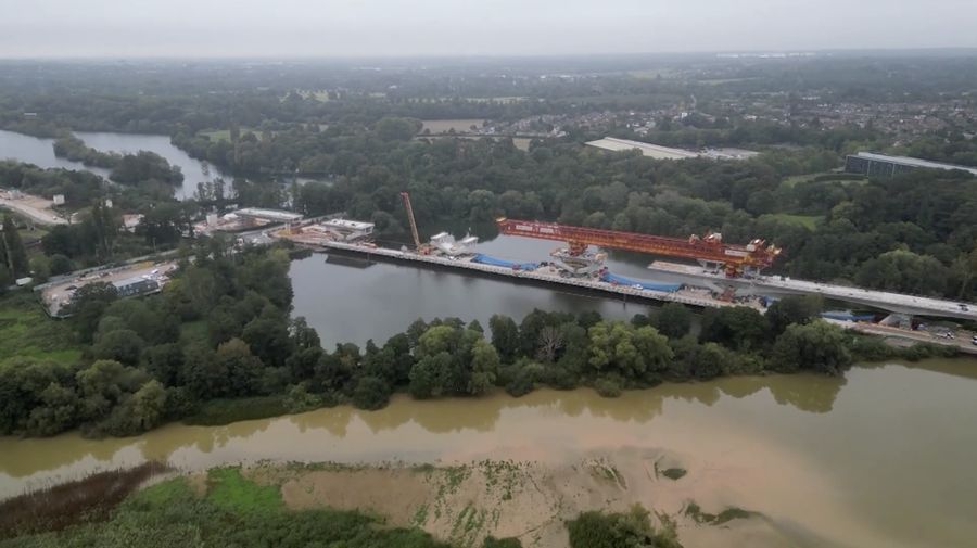 Pemerintah Inggris mengungkapkan biaya pembangunan jalur kereta api cepat HS2 berpotensi membengkak hingga 103 miliar poundsterling atau sekitar 138 miliar dolar AS.
