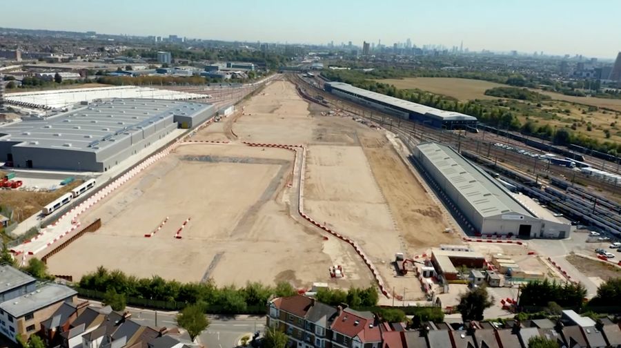 Pemerintah Inggris mengungkapkan biaya pembangunan jalur kereta api cepat HS2 berpotensi membengkak hingga 103 miliar poundsterling atau sekitar 138 miliar dolar AS.