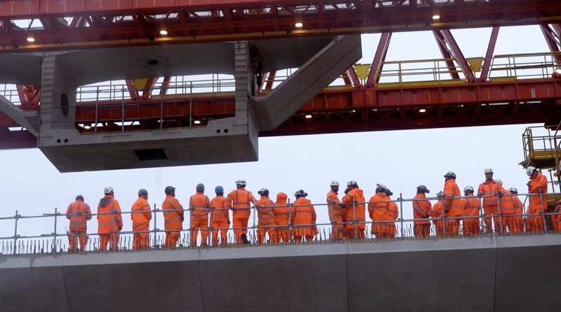 Konstruksi terus berlanjut pada bagian terowongan di sepanjang jalur kereta api HS2 di Wendover, Inggris, 10 Mei 2026. (REUTERS/Suzanne Plunkett)