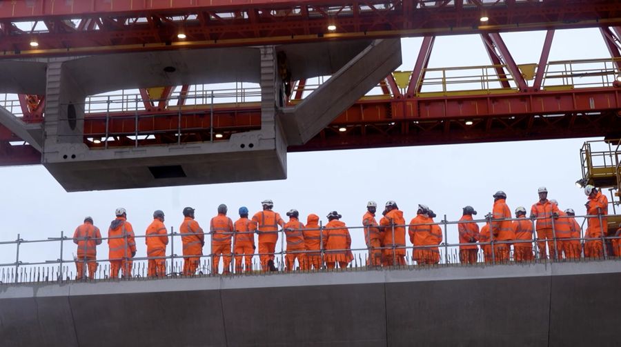 Pemerintah Inggris mengungkapkan biaya pembangunan jalur kereta api cepat HS2 berpotensi membengkak hingga 103 miliar poundsterling atau sekitar 138 miliar dolar AS.