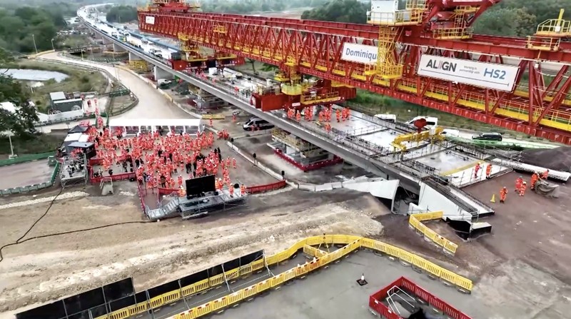 Pemerintah Inggris mengungkapkan biaya pembangunan jalur kereta api cepat HS2 berpotensi membengkak hingga 103 miliar poundsterling atau sekitar 138 miliar dolar AS.