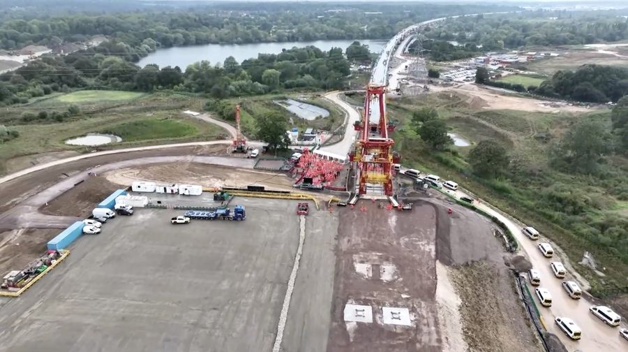 Pemerintah Inggris mengungkapkan biaya pembangunan jalur kereta api cepat HS2 berpotensi membengkak hingga 103 miliar poundsterling atau sekitar 138 miliar dolar AS.