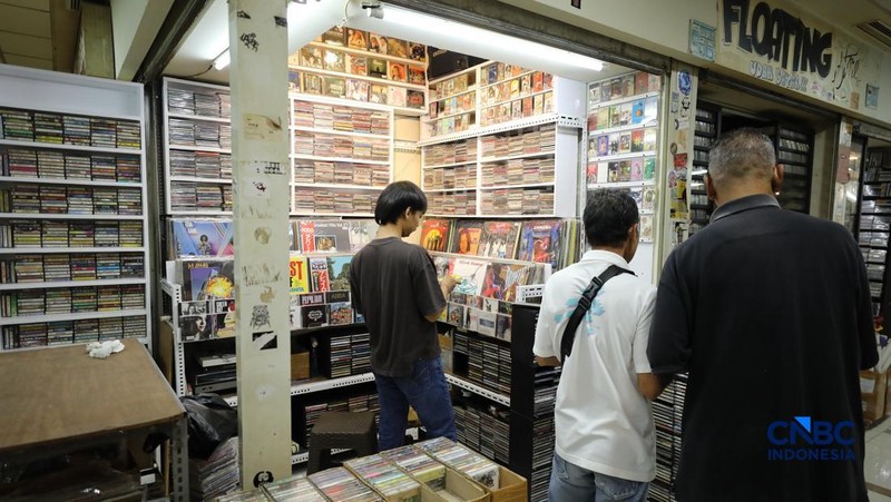 Pengunjung memilih kaset bekas di Blok M Square, Jakarta, Rabu (20/5/2026).