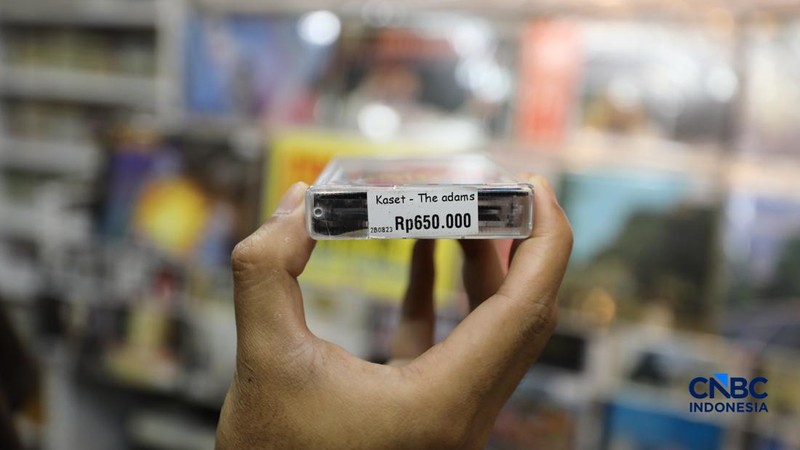 Pengunjung memilih kaset bekas di Blok M Square, Jakarta, Rabu (20/5/2026).
