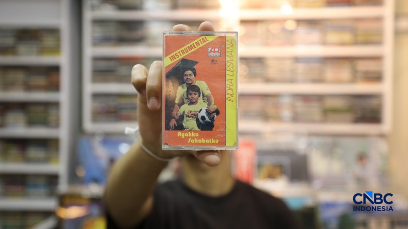 Pengunjung memilih kaset bekas di Blok M Square, Jakarta, Rabu (20/5/2026). (CNBC Indonesia/Tri Susilo)