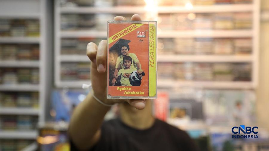 Pengunjung memilih kaset bekas di Blok M Square, Jakarta, Rabu (20/5/2026).