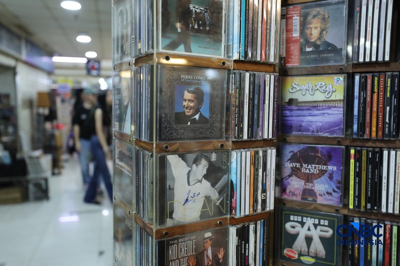 Pengunjung memilih kaset bekas di Blok M Square, Jakarta, Rabu (20/5/2026). (CNBC Indonesia/Tri Susilo)