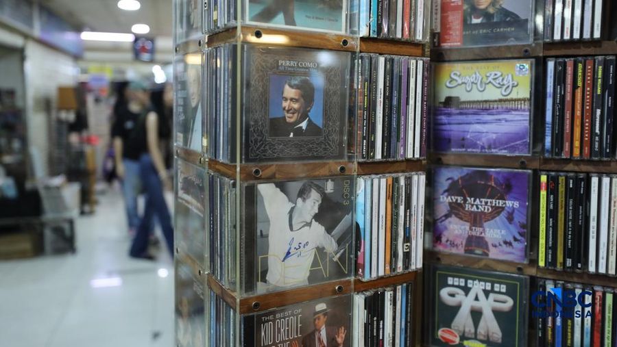 Pengunjung memilih kaset bekas di Blok M Square, Jakarta, Rabu (20/5/2026).