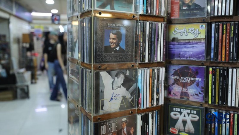 Pengunjung memilih kaset bekas di Blok M Square, Jakarta, Rabu (20/5/2026).