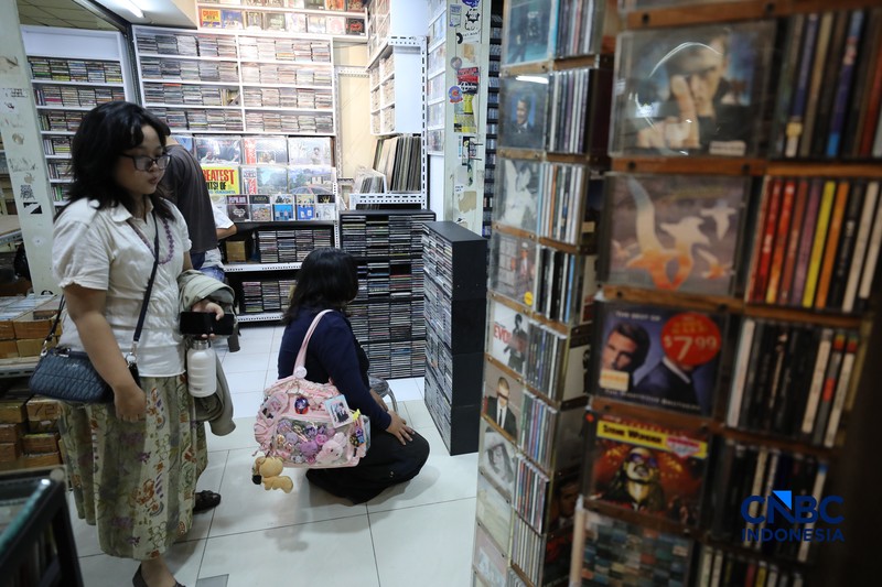 Pengunjung memilih kaset bekas di Blok M Square, Jakarta, Rabu (20/5/2026). (CNBC Indonesia/Tri Susilo)