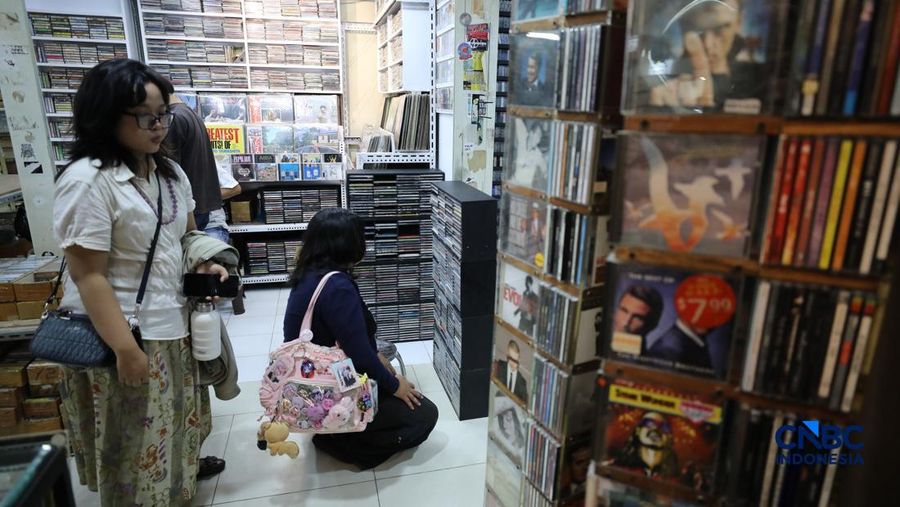 Pengunjung memilih kaset bekas di Blok M Square, Jakarta, Rabu (20/5/2026).