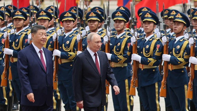 Presiden China Xi Jinping dan Presiden Rusia di Balai Besar Rakyat di Beijing, China, Rabu (20/5/2026). (REUTERS/Maxim Shemetov/Pool)