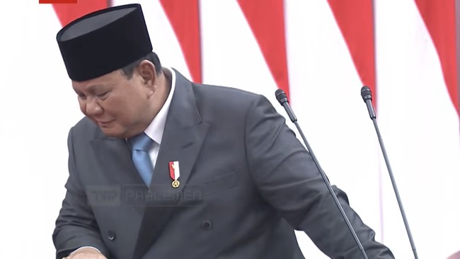 Momen Prabowo Celingak-Celinguk Cari Kopi di Sidang Paripurna DPR