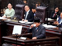 Momen Prabowo Minum Kopi di Rapat Paripurna DPR RI