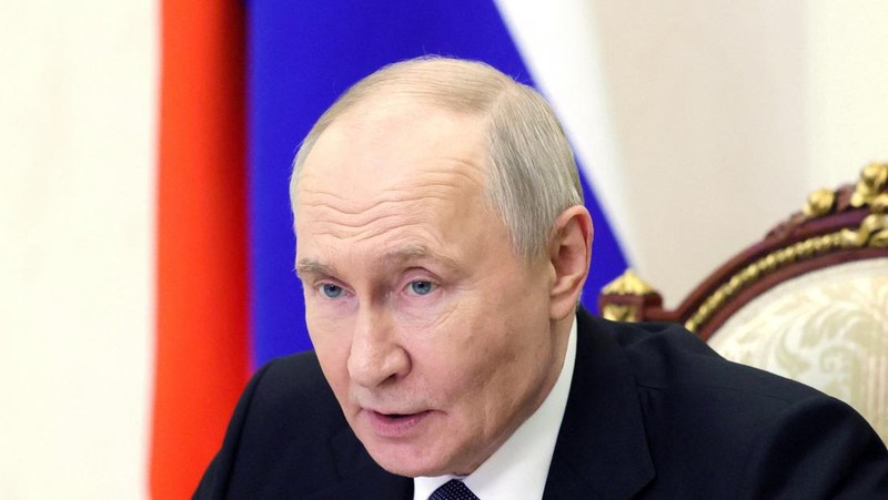 Presiden Rusia Vladimir Putin memimpin pertemuan dengan anggota tetap Dewan Keamanan melalui tautan video di Moskow, Rusia, 18 Mei 2026.