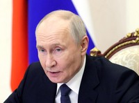 Presiden Rusia Vladimir Putin memimpin pertemuan dengan anggota tetap Dewan Keamanan melalui tautan video di Moskow, Rusia, 18 Mei 2026. (Sputnik/Mikhail Metzel/Pool via REUTERS)