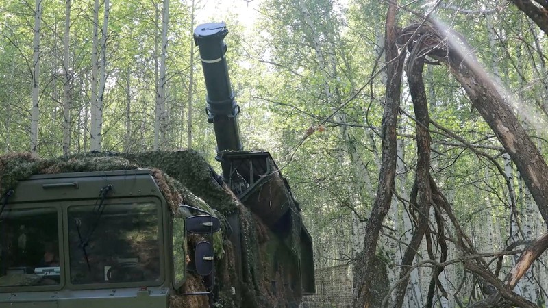 Sebuah peluncur rudal Iskander-M Rusia melaju selama latihan pasukan nuklir di lokasi yang tidak diketahui di Rusia, dalam gambar diam ini yang diambil dari rekaman yang dirilis pada 20 Mei 2026. (Russian Defence Ministry/Handout via REUTERS)