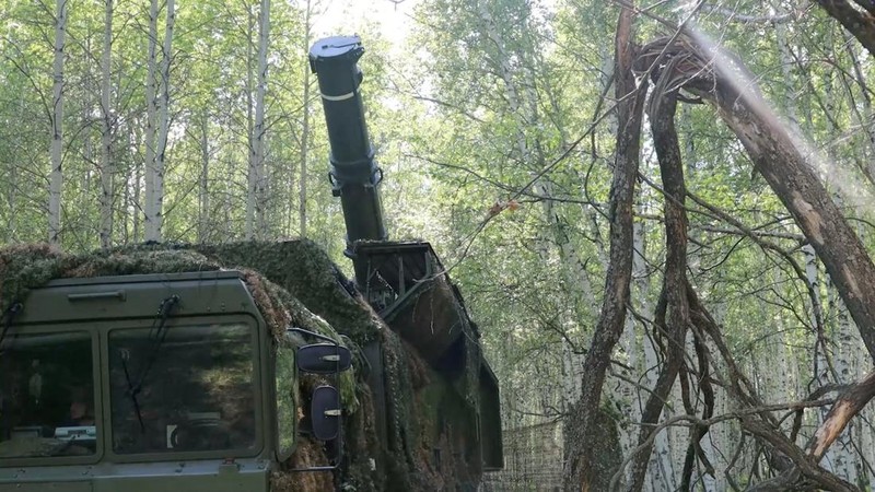 Sebuah peluncur rudal Iskander-M Rusia beraksi selama latihan pasukan nuklir di lokasi yang tidak diketahui di Rusia, dalam gambar diam ini yang diambil dari rekaman yang dirilis pada 20 Mei 2026.