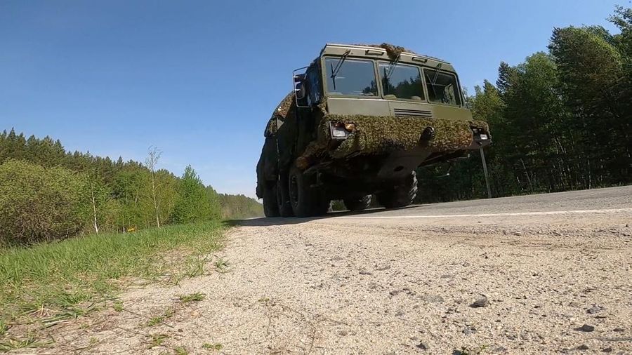 Sebuah peluncur rudal Iskander-M Rusia melaju selama latihan pasukan nuklir di lokasi yang tidak diketahui di Rusia, dalam gambar diam ini yang diambil dari rekaman yang dirilis pada 20 Mei 2026. (Russian Defence Ministry/Handout via REUTERS)
