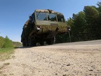 Sebuah peluncur rudal Iskander-M Rusia melaju selama latihan pasukan nuklir di lokasi yang tidak diketahui di Rusia, dalam gambar diam ini yang diambil dari rekaman yang dirilis pada 20 Mei 2026. (Russian Defence Ministry/Handout via REUTERS)