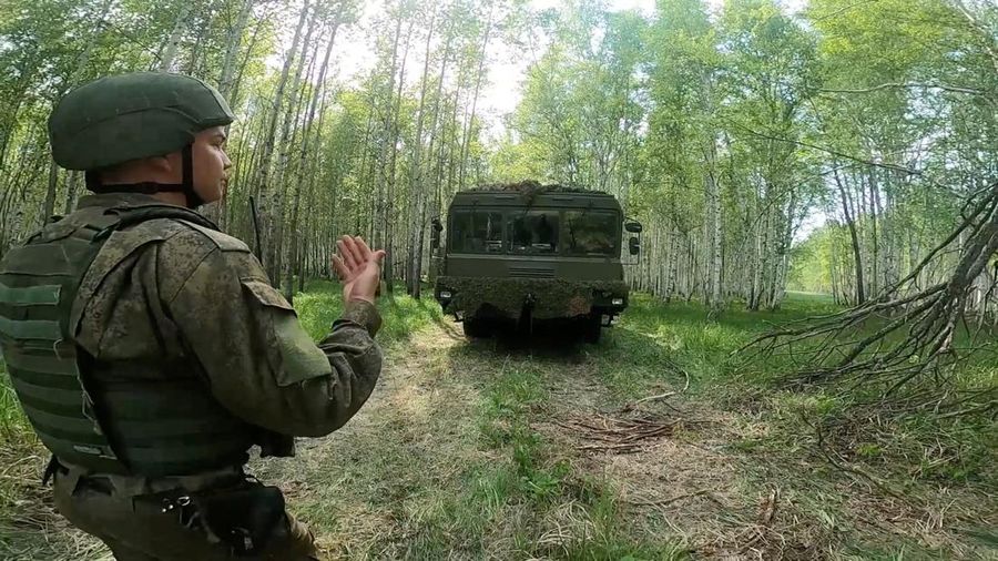 Sebuah peluncur rudal Iskander-M Rusia melaju selama latihan pasukan nuklir di lokasi yang tidak diketahui di Rusia, dalam gambar diam ini yang diambil dari rekaman yang dirilis pada 20 Mei 2026.