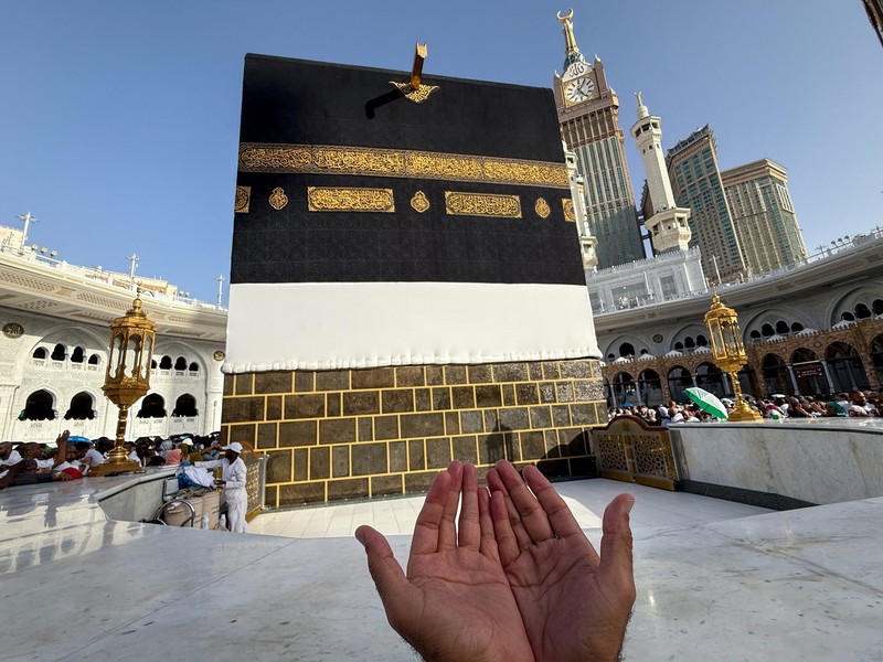 Para peziarah Muslim mengelilingi Ka'bah dan berdoa di Masjidil Haram, menjelang ibadah haji tahunan, di Mekah, Arab Saudi, 19 Mei 2026. (REUTERS/Ibraheem Abu Mustafa)