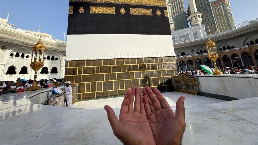 Seorang jamaah Muslim berdoa di Ka'bah di Masjidil Haram, menjelang ibadah haji tahunan, di Mekah, Arab Saudi, 18 Mei 2026.