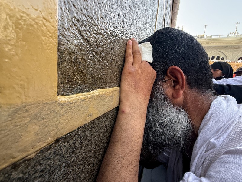 Para peziarah Muslim mengelilingi Ka'bah dan berdoa di Masjidil Haram, menjelang ibadah haji tahunan, di Mekah, Arab Saudi, 19 Mei 2026. (REUTERS/Ibraheem Abu Mustafa)