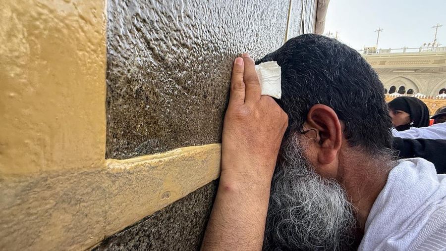 Seorang jamaah Muslim menyentuh dinding Ka'bah di Masjidil Haram, menjelang ibadah haji tahunan, di Mekah, Arab Saudi, 18 Mei 2026.