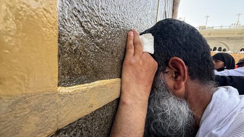 Seorang jamaah Muslim menyentuh dinding Ka'bah di Masjidil Haram, menjelang ibadah haji tahunan, di Mekah, Arab Saudi, 18 Mei 2026.