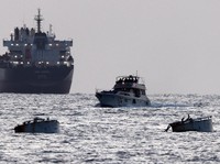 Tentara Israel terlihat di atas sebuah kapal yang bertanda simbol Armada Global Sumud Flotilla, terlihat dari Ashdod. Israel Selatan, Selasa (19/5/2026). (REUTERS/Amir Cohen)
