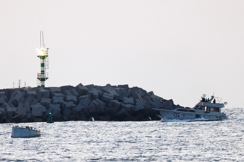 Tentara Israel terlihat di atas sebuah kapal yang bertanda simbol Armada Global Sumud Flotilla, terlihat dari Ashdod. Israel Selatan, Selasa (19/5/2026). (REUTERS/Amir Cohen)