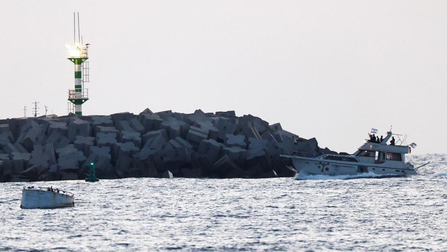 Tentara Israel terlihat di atas sebuah kapal yang bertanda simbol Armada Global Sumud Flotilla, terlihat dari Ashdod. Israel Selatan, Selasa (19/5/2026). (REUTERS/Amir Cohen)