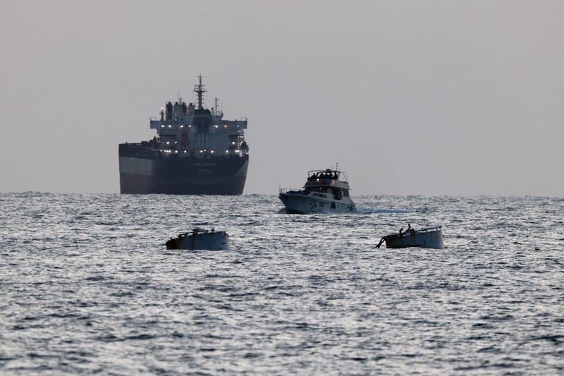 Tentara Israel terlihat di atas sebuah kapal yang bertanda simbol Armada Global Sumud Flotilla, terlihat dari Ashdod. Israel Selatan, Selasa (19/5/2026). (REUTERS/Amir Cohen)