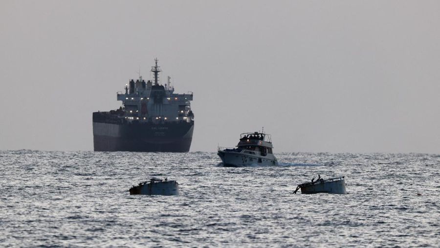 Tentara Israel terlihat di atas sebuah kapal yang bertanda simbol Armada Global Sumud Flotilla, terlihat dari Ashdod. Israel Selatan, Selasa (19/5/2026). (REUTERS/Amir Cohen)