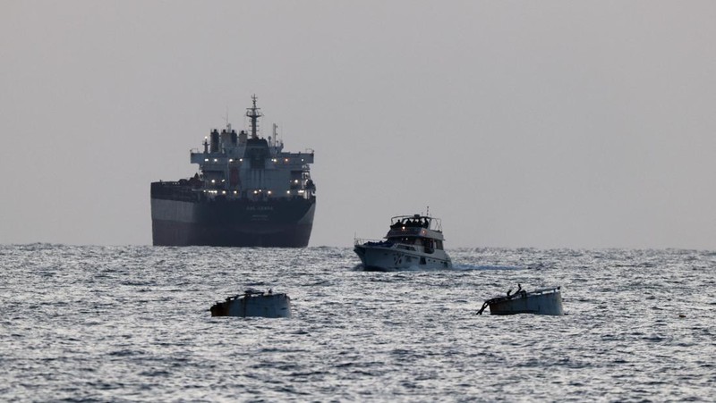 Tentara Israel terlihat di atas sebuah kapal yang bertanda simbol Armada Global Sumud Flotilla, terlihat dari Ashdod. Israel Selatan, Selasa (19/5/2026). (REUTERS/Amir Cohen)
