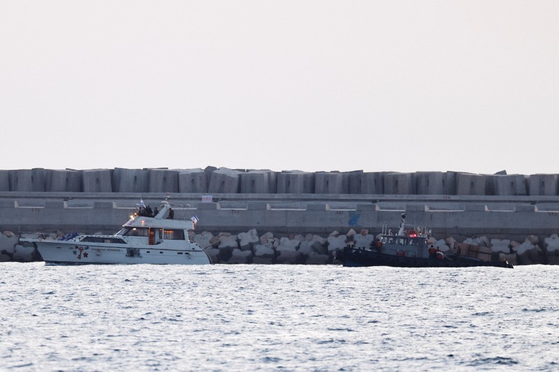 Tentara Israel terlihat di atas sebuah kapal yang bertanda simbol Armada Global Sumud Flotilla, terlihat dari Ashdod. Israel Selatan, Selasa (19/5/2026). (REUTERS/Amir Cohen)