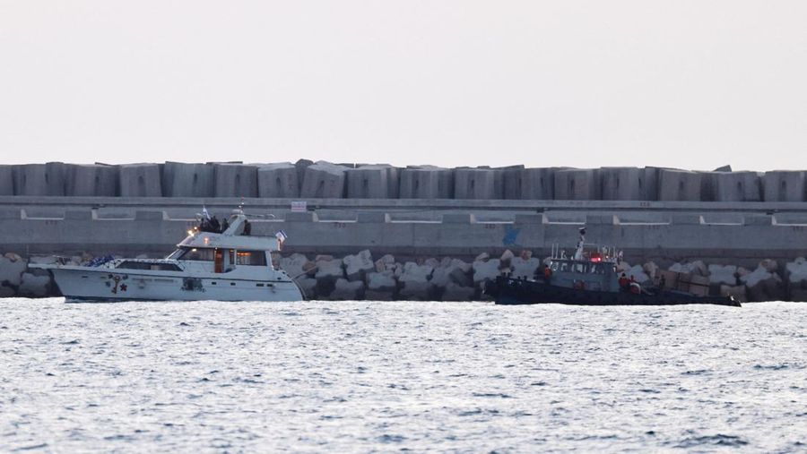 Tentara Israel terlihat di atas sebuah kapal yang bertanda simbol Armada Global Sumud Flotilla, terlihat dari Ashdod. Israel Selatan, Selasa (19/5/2026). (REUTERS/Amir Cohen)
