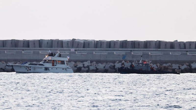 Tentara Israel terlihat di atas sebuah kapal yang bertanda simbol Armada Global Sumud Flotilla, terlihat dari Ashdod. Israel Selatan, Selasa (19/5/2026). (REUTERS/Amir Cohen)