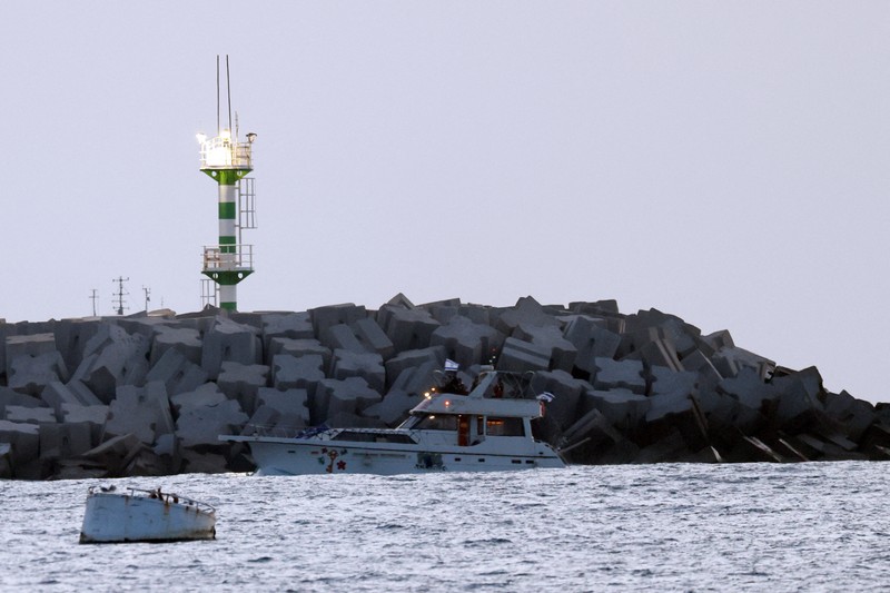 Tentara Israel terlihat di atas sebuah kapal yang bertanda simbol Armada Global Sumud Flotilla, terlihat dari Ashdod. Israel Selatan, Selasa (19/5/2026). (REUTERS/Amir Cohen)