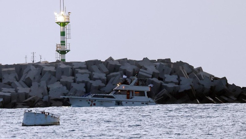 Tentara Israel terlihat di atas sebuah kapal yang bertanda simbol Armada Global Sumud Flotilla, terlihat dari Ashdod. Israel Selatan, Selasa (19/5/2026). (REUTERS/Amir Cohen)