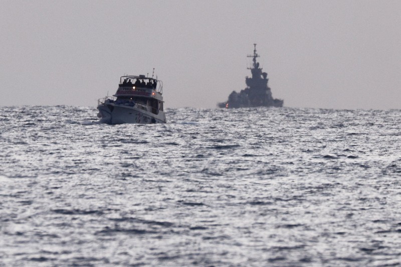 Tentara Israel terlihat di atas sebuah kapal yang bertanda simbol Armada Global Sumud Flotilla, terlihat dari Ashdod. Israel Selatan, Selasa (19/5/2026). (REUTERS/Amir Cohen)
